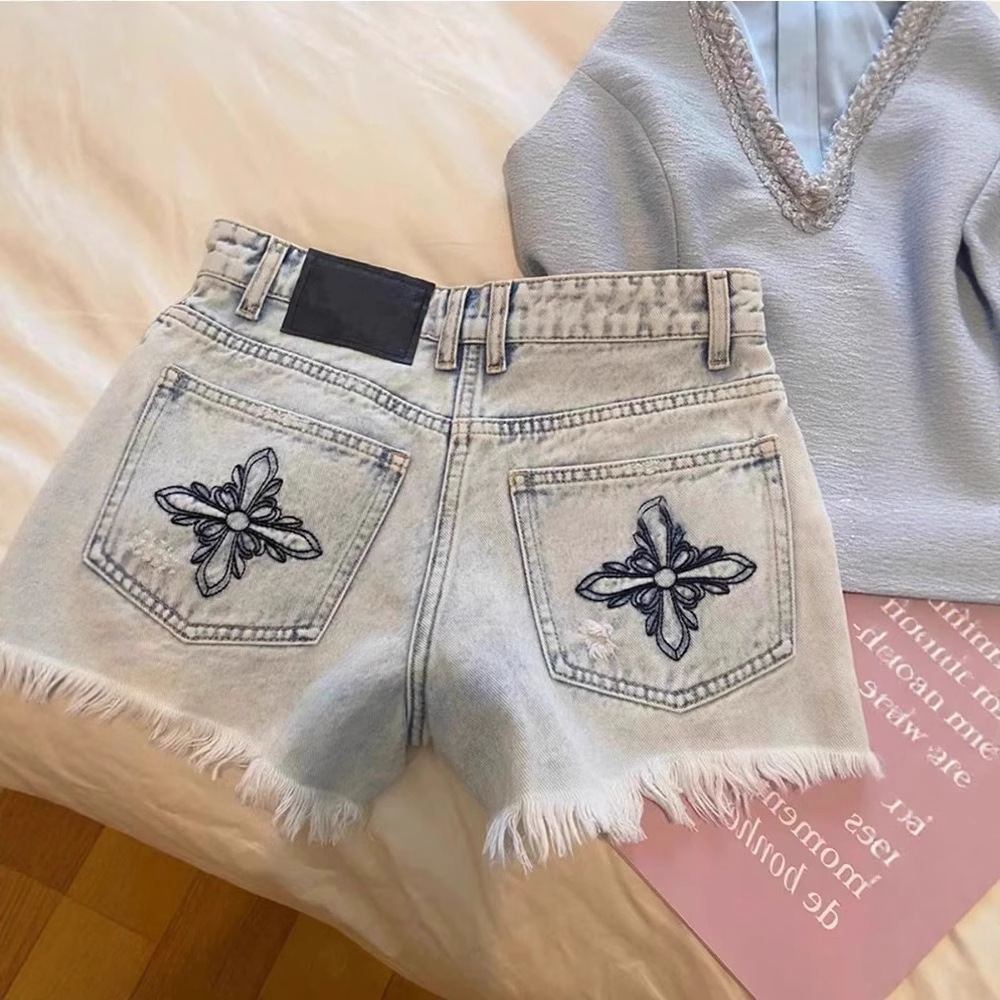Shorts Denim Frayed - شورت جينز نسائي صيفي 2026 بتصميم